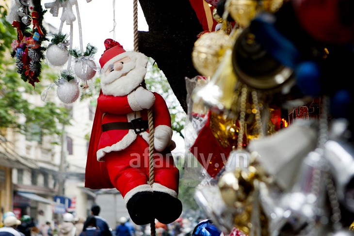 บรรยากาศเตรียมฉลองเทศกาลคริสต์มาสที่กรุงฮานอยและนครโฮจิมินห์ - ảnh 7